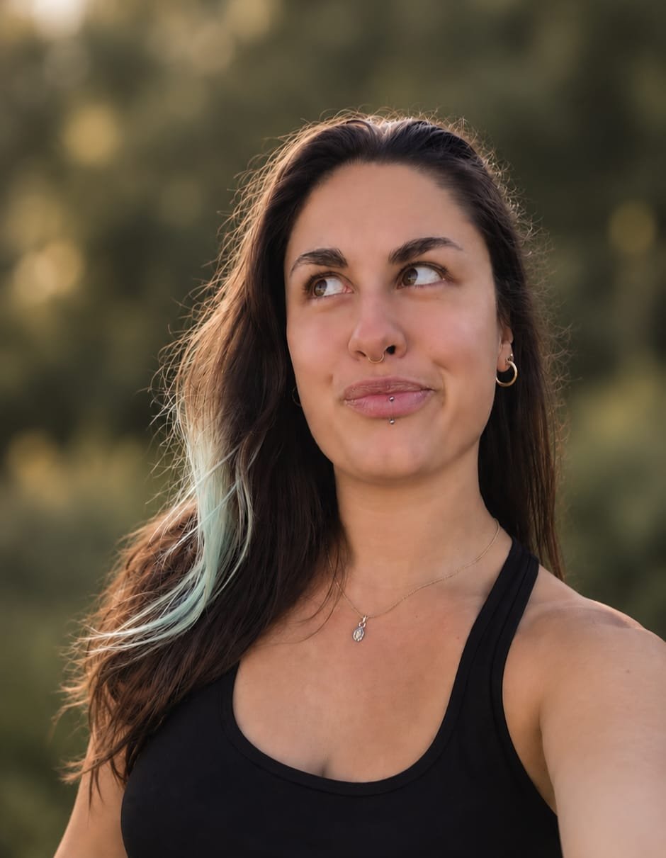 Solène, dite Sosso, sourire en coin, en pleine nature